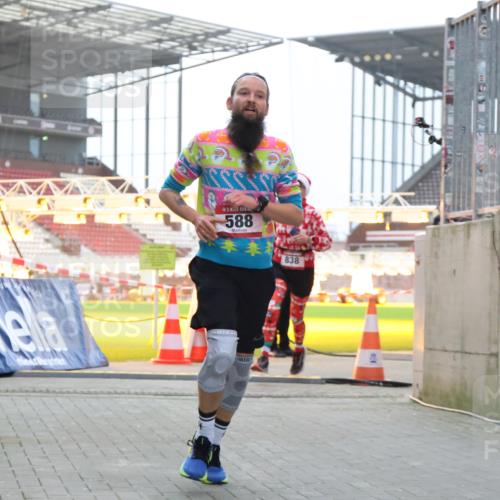 08.12.2024 - St. Pauli X-Mass-Run No. 14 H.Heesch http://msf.ph/oto/7499234 08.12.2024 10:02:31 Ziel 588, 1784, 2780, 2817, 2965, 3304, 588, 838, 2780, 3255 meine-sportfotos.de