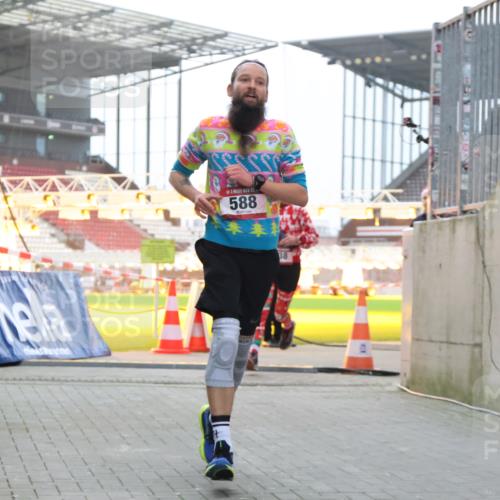 08.12.2024 - St. Pauli X-Mass-Run No. 14 H.Heesch http://msf.ph/oto/7499238 08.12.2024 10:02:31 Ziel 588, 1784, 2780, 2817, 2965, 3304, 588, 838, 2780, 3255 meine-sportfotos.de