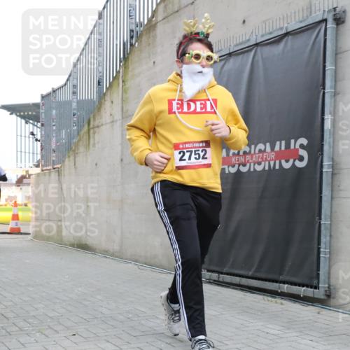 08.12.2024 - St. Pauli X-Mass-Run No. 14 H.Heesch http://msf.ph/oto/7499242 08.12.2024 10:09:27 Ziel 325, 930, 1156, 1159, 2205, 2752, 343, 2749, 2752 meine-sportfotos.de