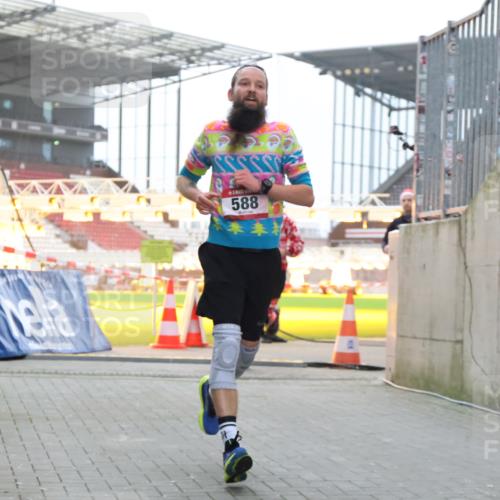 08.12.2024 - St. Pauli X-Mass-Run No. 14 H.Heesch http://msf.ph/oto/7499243 08.12.2024 10:02:31 Ziel 588, 1784, 2780, 2817, 2965, 3304, 588, 838, 2780, 3255 meine-sportfotos.de