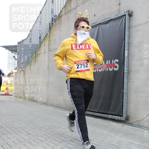 08.12.2024 - St. Pauli X-Mass-Run No. 14 H.Heesch http://msf.ph/oto/7499248 08.12.2024 10:09:27 Ziel 325, 930, 1156, 1159, 2205, 2752, 343, 2749, 2752 meine-sportfotos.de