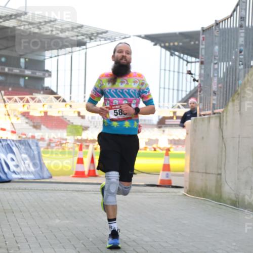 08.12.2024 - St. Pauli X-Mass-Run No. 14 H.Heesch http://msf.ph/oto/7499249 08.12.2024 10:02:31 Ziel 588, 1784, 2780, 2817, 2965, 3304, 588, 838, 2780, 3255 meine-sportfotos.de