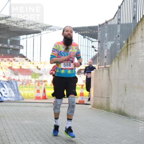08.12.2024 - St. Pauli X-Mass-Run No. 14 H.Heesch http://msf.ph/oto/7499270 08.12.2024 10:02:31 Ziel 588, 1784, 2780, 2817, 2965, 3304, 588, 838, 2780, 3255 meine-sportfotos.de