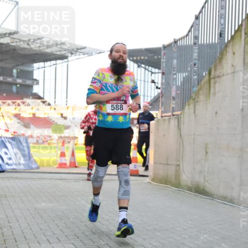 08.12.2024 - St. Pauli X-Mass-Run No. 14 H.Heesch http://msf.ph/oto/7499276 08.12.2024 10:02:31 Ziel 588, 1784, 2780, 2817, 2965, 3304, 588, 838, 2780, 3255 meine-sportfotos.de