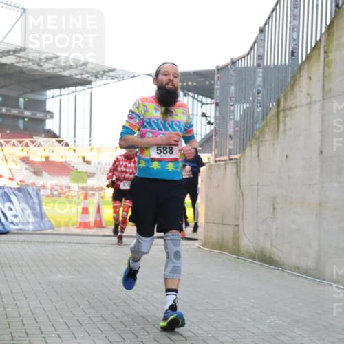 08.12.2024 - St. Pauli X-Mass-Run No. 14 H.Heesch http://msf.ph/oto/7499281 08.12.2024 10:02:31 Ziel 588, 1784, 2780, 2817, 2965, 3304, 588, 838, 2780, 3255 meine-sportfotos.de
