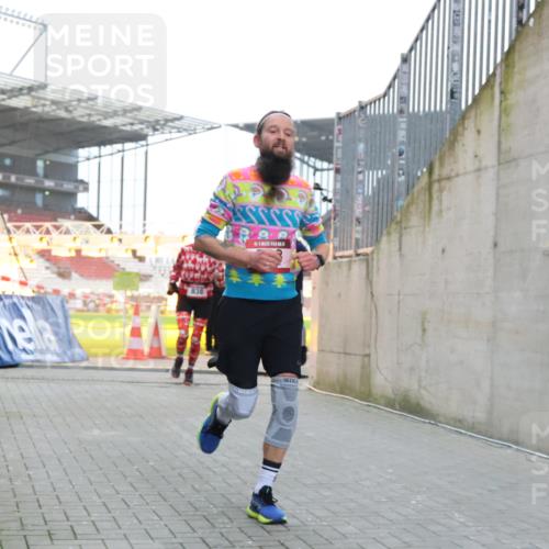 08.12.2024 - St. Pauli X-Mass-Run No. 14 H.Heesch http://msf.ph/oto/7499289 08.12.2024 10:02:31 Ziel 588, 1784, 2780, 2817, 2965, 3304, 588, 838, 2780, 3255 meine-sportfotos.de