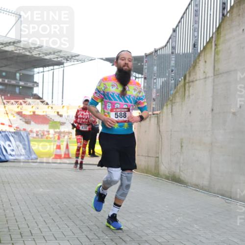 08.12.2024 - St. Pauli X-Mass-Run No. 14 H.Heesch http://msf.ph/oto/7499296 08.12.2024 10:02:32 Ziel 588, 1784, 2780, 2817, 2965, 3304, 588, 838, 2780, 3255 meine-sportfotos.de