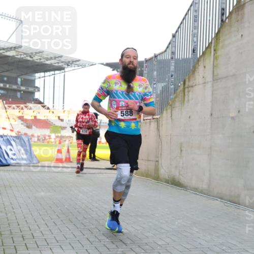 08.12.2024 - St. Pauli X-Mass-Run No. 14 H.Heesch http://msf.ph/oto/7499302 08.12.2024 10:02:32 Ziel 588, 1784, 2780, 2817, 2965, 3304, 588, 838, 2780, 3255 meine-sportfotos.de