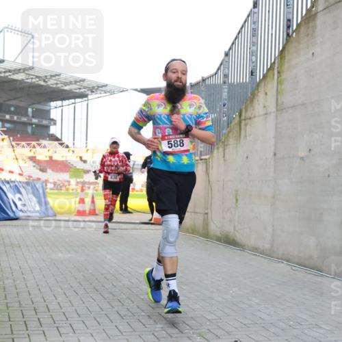 08.12.2024 - St. Pauli X-Mass-Run No. 14 H.Heesch http://msf.ph/oto/7499309 08.12.2024 10:02:32 Ziel 588, 1784, 2780, 2817, 2965, 3304, 588, 838, 2780, 3255 meine-sportfotos.de