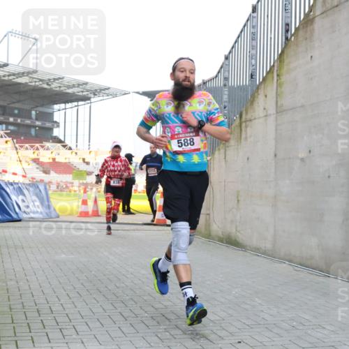 08.12.2024 - St. Pauli X-Mass-Run No. 14 H.Heesch http://msf.ph/oto/7499314 08.12.2024 10:02:32 Ziel 588, 1784, 2780, 2817, 2965, 3304, 588, 838, 2780, 3255 meine-sportfotos.de