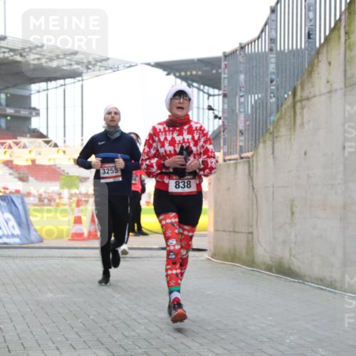 08.12.2024 - St. Pauli X-Mass-Run No. 14 H.Heesch http://msf.ph/oto/7499364 08.12.2024 10:02:34 Ziel 588, 838, 1784, 2780, 2965, 3304, 838, 3255 meine-sportfotos.de