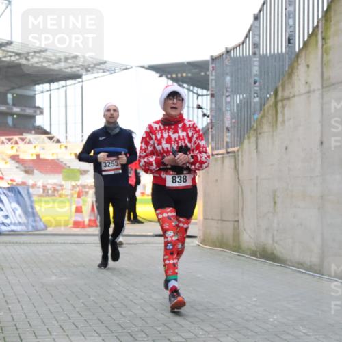 08.12.2024 - St. Pauli X-Mass-Run No. 14 H.Heesch http://msf.ph/oto/7499372 08.12.2024 10:02:34 Ziel 588, 838, 1784, 2780, 2965, 3304, 838, 3255 meine-sportfotos.de