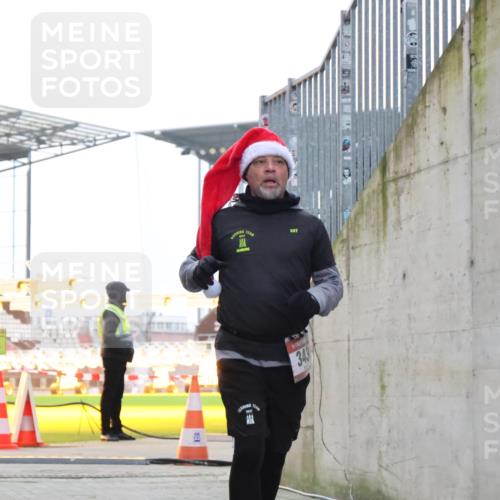 08.12.2024 - St. Pauli X-Mass-Run No. 14 H.Heesch http://msf.ph/oto/7499377 08.12.2024 10:09:32 Ziel 325, 343, 1156, 2749, 2752, 343 meine-sportfotos.de