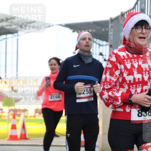 08.12.2024 - St. Pauli X-Mass-Run No. 14 H.Heesch http://msf.ph/oto/7499389 08.12.2024 10:02:35 Ziel 588, 838, 1784, 2780, 2965, 3255, 3304, 838, 3255 meine-sportfotos.de
