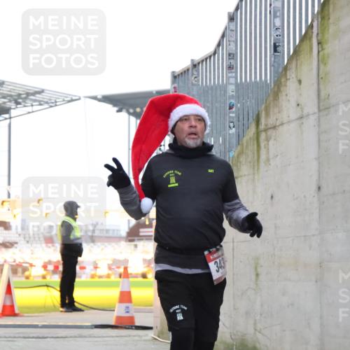 08.12.2024 - St. Pauli X-Mass-Run No. 14 H.Heesch http://msf.ph/oto/7499390 08.12.2024 10:09:32 Ziel 325, 343, 1156, 2749, 2752, 343 meine-sportfotos.de