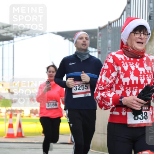08.12.2024 - St. Pauli X-Mass-Run No. 14 H.Heesch http://msf.ph/oto/7499400 08.12.2024 10:02:35 Ziel 588, 838, 1784, 2780, 2965, 3255, 3304, 838, 3255 meine-sportfotos.de