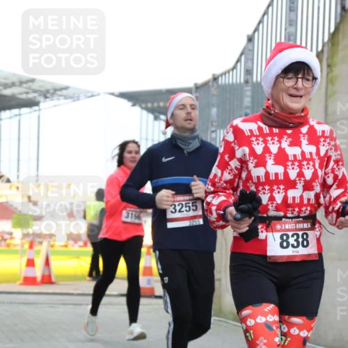 08.12.2024 - St. Pauli X-Mass-Run No. 14 H.Heesch http://msf.ph/oto/7499420 08.12.2024 10:02:35 Ziel 588, 838, 1784, 2780, 2965, 3255, 3304, 838, 3255 meine-sportfotos.de