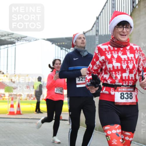08.12.2024 - St. Pauli X-Mass-Run No. 14 H.Heesch http://msf.ph/oto/7499435 08.12.2024 10:02:35 Ziel 588, 838, 1784, 2780, 2965, 3255, 3304, 838, 3255 meine-sportfotos.de