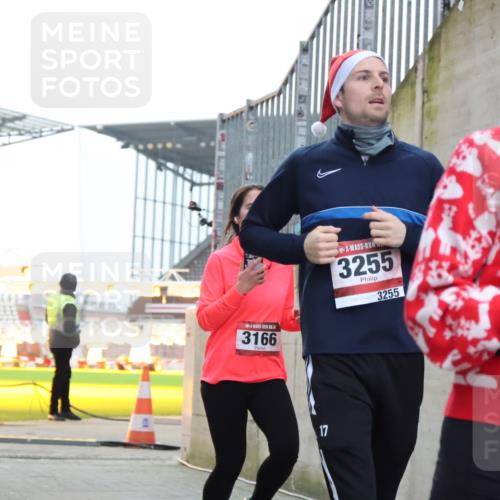 08.12.2024 - St. Pauli X-Mass-Run No. 14 H.Heesch http://msf.ph/oto/7499442 08.12.2024 10:02:36 Ziel 588, 838, 1784, 2780, 2965, 3255, 3304, 838, 3255 meine-sportfotos.de