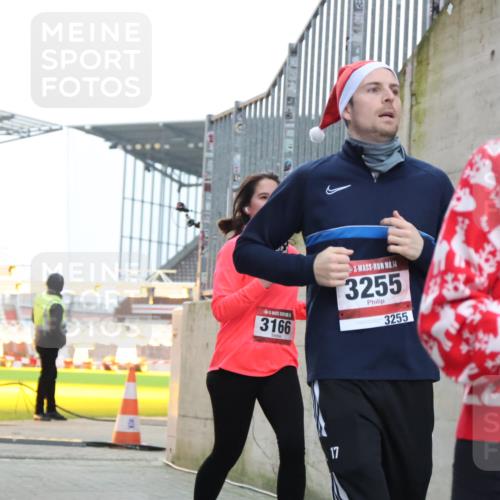 08.12.2024 - St. Pauli X-Mass-Run No. 14 H.Heesch http://msf.ph/oto/7499450 08.12.2024 10:02:36 Ziel 588, 838, 1784, 2780, 2965, 3255, 3304, 838, 3255 meine-sportfotos.de