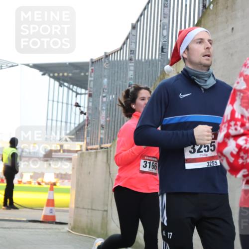 08.12.2024 - St. Pauli X-Mass-Run No. 14 H.Heesch http://msf.ph/oto/7499461 08.12.2024 10:02:36 Ziel 588, 838, 1784, 2780, 2965, 3255, 3304, 838, 3255 meine-sportfotos.de