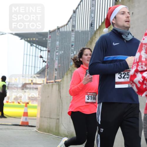 08.12.2024 - St. Pauli X-Mass-Run No. 14 H.Heesch http://msf.ph/oto/7499467 08.12.2024 10:02:36 Ziel 588, 838, 1784, 2780, 2965, 3255, 3304, 838, 3255 meine-sportfotos.de