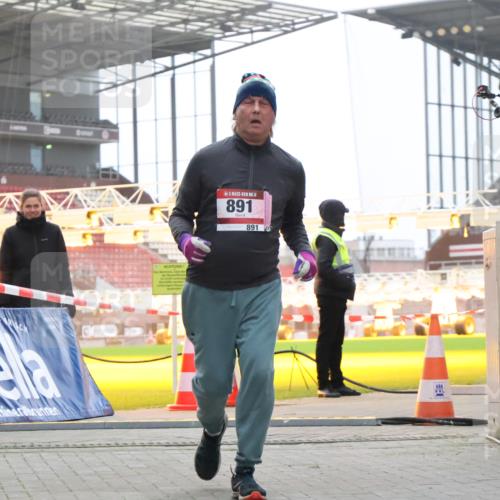 08.12.2024 - St. Pauli X-Mass-Run No. 14 H.Heesch http://msf.ph/oto/7499468 08.12.2024 10:09:42 Ziel 12, 343, 2749, 12, 891 meine-sportfotos.de