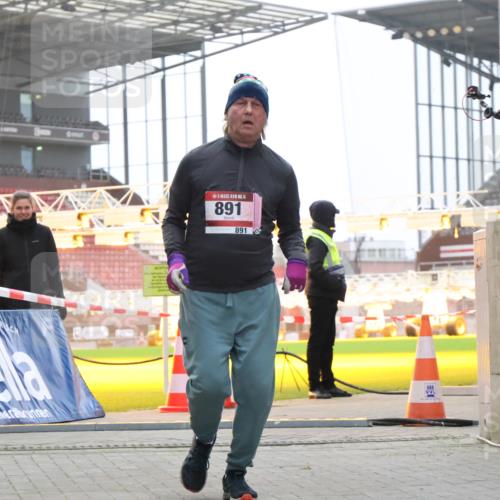 08.12.2024 - St. Pauli X-Mass-Run No. 14 H.Heesch http://msf.ph/oto/7499473 08.12.2024 10:09:43 Ziel 12, 343, 2749, 12, 891 meine-sportfotos.de