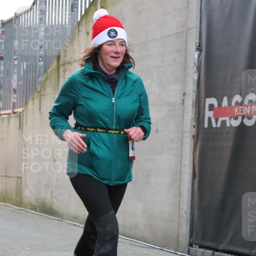 08.12.2024 - St. Pauli X-Mass-Run No. 14 H.Heesch http://msf.ph/oto/7499491 08.12.2024 10:02:46 Ziel 479, 838, 3255, 479, 604, 609 meine-sportfotos.de