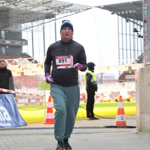 08.12.2024 - St. Pauli X-Mass-Run No. 14 H.Heesch http://msf.ph/oto/7499492 08.12.2024 10:09:43 Ziel 12, 343, 2749, 12, 891 meine-sportfotos.de