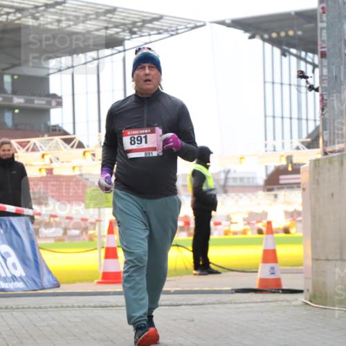 08.12.2024 - St. Pauli X-Mass-Run No. 14 H.Heesch http://msf.ph/oto/7499498 08.12.2024 10:09:43 Ziel 12, 343, 2749, 12, 891 meine-sportfotos.de