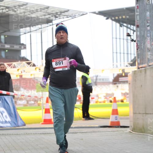 08.12.2024 - St. Pauli X-Mass-Run No. 14 H.Heesch http://msf.ph/oto/7499505 08.12.2024 10:09:43 Ziel 12, 343, 2749, 12, 891 meine-sportfotos.de