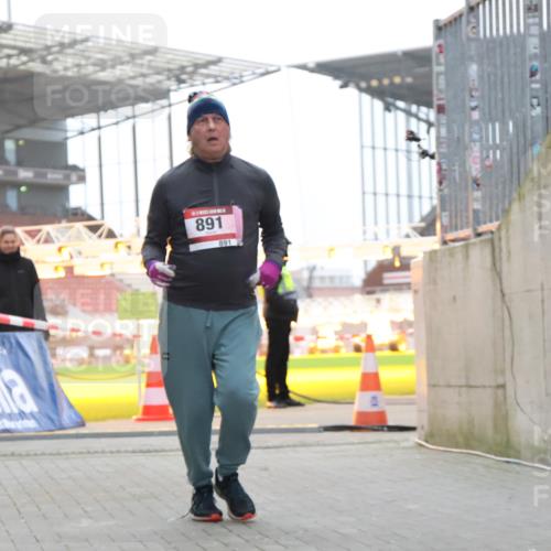 08.12.2024 - St. Pauli X-Mass-Run No. 14 H.Heesch http://msf.ph/oto/7499523 08.12.2024 10:09:43 Ziel 12, 343, 2749, 12, 891 meine-sportfotos.de