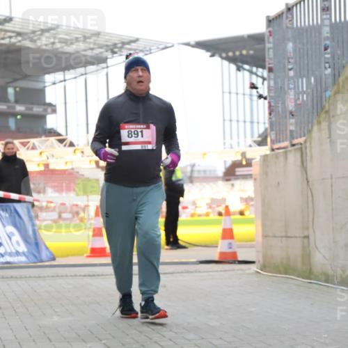 08.12.2024 - St. Pauli X-Mass-Run No. 14 H.Heesch http://msf.ph/oto/7499530 08.12.2024 10:09:43 Ziel 12, 343, 2749, 12, 891 meine-sportfotos.de
