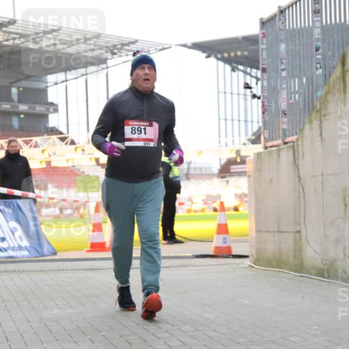 08.12.2024 - St. Pauli X-Mass-Run No. 14 H.Heesch http://msf.ph/oto/7499537 08.12.2024 10:09:43 Ziel 12, 343, 2749, 12, 891 meine-sportfotos.de