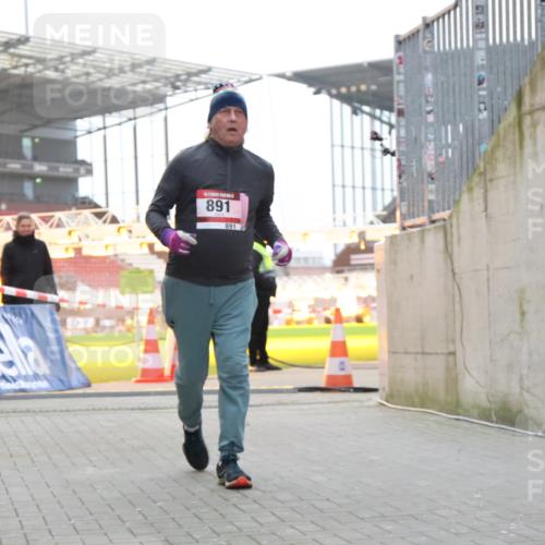 08.12.2024 - St. Pauli X-Mass-Run No. 14 H.Heesch http://msf.ph/oto/7499542 08.12.2024 10:09:43 Ziel 12, 343, 2749, 12, 891 meine-sportfotos.de