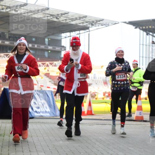 08.12.2024 - St. Pauli X-Mass-Run No. 14 H.Heesch http://msf.ph/oto/7499545 08.12.2024 10:02:53 Ziel 479, 187, 604, 609, 1275, 2211, 2334, 2371, 2898 meine-sportfotos.de