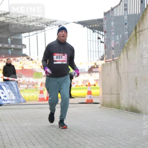 08.12.2024 - St. Pauli X-Mass-Run No. 14 H.Heesch http://msf.ph/oto/7499547 08.12.2024 10:09:43 Ziel 12, 343, 2749, 12, 891 meine-sportfotos.de