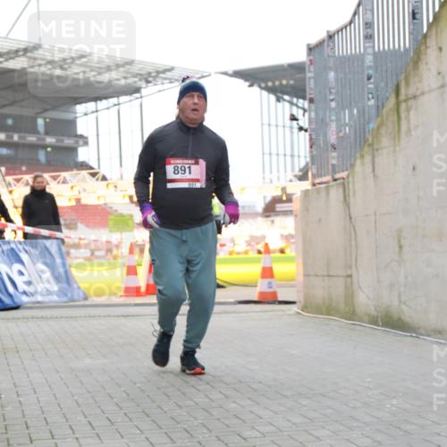 08.12.2024 - St. Pauli X-Mass-Run No. 14 H.Heesch http://msf.ph/oto/7499555 08.12.2024 10:09:43 Ziel 12, 343, 2749, 12, 891 meine-sportfotos.de