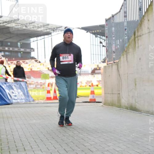 08.12.2024 - St. Pauli X-Mass-Run No. 14 H.Heesch http://msf.ph/oto/7499562 08.12.2024 10:09:43 Ziel 12, 343, 2749, 12, 891 meine-sportfotos.de