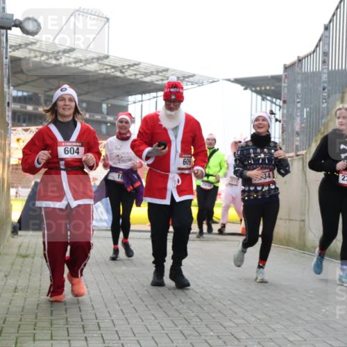 08.12.2024 - St. Pauli X-Mass-Run No. 14 H.Heesch http://msf.ph/oto/7499568 08.12.2024 10:02:54 Ziel 479, 604, 609, 187, 604, 609, 1275, 2211, 2334, 2371, 2898 meine-sportfotos.de