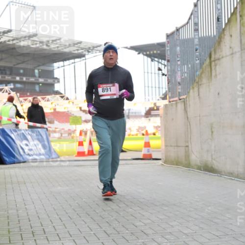 08.12.2024 - St. Pauli X-Mass-Run No. 14 H.Heesch http://msf.ph/oto/7499569 08.12.2024 10:09:43 Ziel 12, 343, 2749, 12, 891 meine-sportfotos.de
