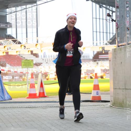 08.12.2024 - St. Pauli X-Mass-Run No. 14 H.Heesch http://msf.ph/oto/7499576 08.12.2024 10:09:48 Ziel 12, 891, 152 meine-sportfotos.de
