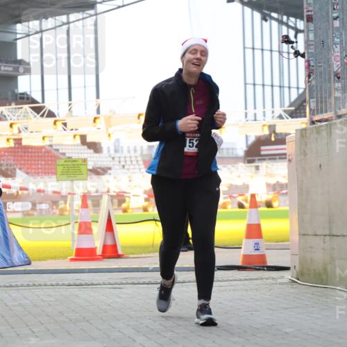 08.12.2024 - St. Pauli X-Mass-Run No. 14 H.Heesch http://msf.ph/oto/7499584 08.12.2024 10:09:48 Ziel 12, 891, 152 meine-sportfotos.de
