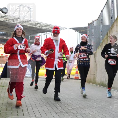 08.12.2024 - St. Pauli X-Mass-Run No. 14 H.Heesch http://msf.ph/oto/7499594 08.12.2024 10:02:54 Ziel 479, 604, 609, 187, 604, 609, 1275, 2211, 2334, 2371, 2898 meine-sportfotos.de