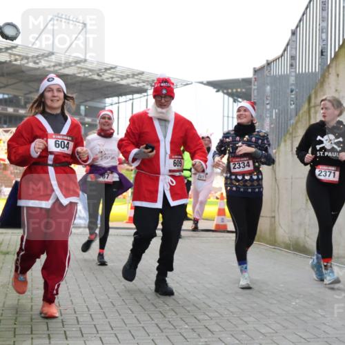 08.12.2024 - St. Pauli X-Mass-Run No. 14 H.Heesch http://msf.ph/oto/7499602 08.12.2024 10:02:54 Ziel 479, 604, 609, 187, 604, 609, 1275, 2211, 2334, 2371, 2898 meine-sportfotos.de
