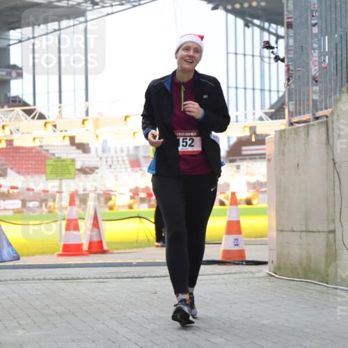 08.12.2024 - St. Pauli X-Mass-Run No. 14 H.Heesch http://msf.ph/oto/7499615 08.12.2024 10:09:49 Ziel 12, 891, 152 meine-sportfotos.de
