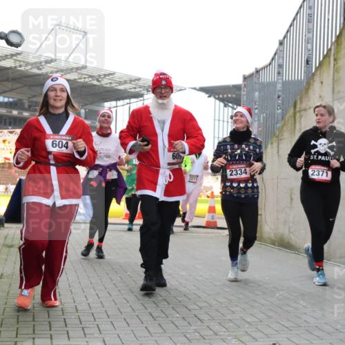 08.12.2024 - St. Pauli X-Mass-Run No. 14 H.Heesch http://msf.ph/oto/7499618 08.12.2024 10:02:54 Ziel 479, 604, 609, 187, 604, 609, 1275, 2211, 2334, 2371, 2898 meine-sportfotos.de