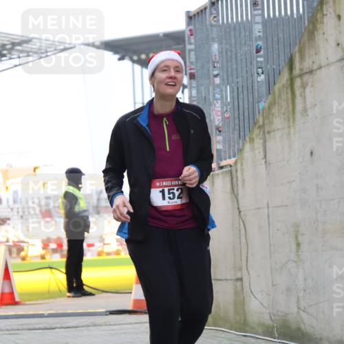 08.12.2024 - St. Pauli X-Mass-Run No. 14 H.Heesch http://msf.ph/oto/7499622 08.12.2024 10:09:50 Ziel 12, 891, 152 meine-sportfotos.de