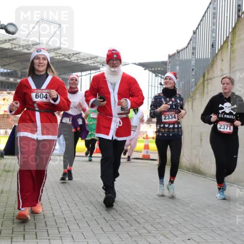 08.12.2024 - St. Pauli X-Mass-Run No. 14 H.Heesch http://msf.ph/oto/7499625 08.12.2024 10:02:54 Ziel 479, 604, 609, 187, 604, 609, 1275, 2211, 2334, 2371, 2898 meine-sportfotos.de
